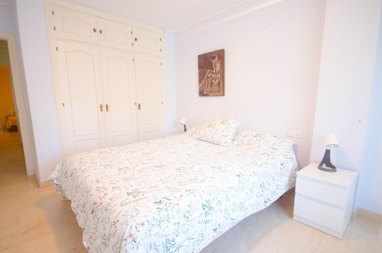 Aparment Neptuno- Located On The Promenade A Few Metres From The Beach. Estepona Exteriör bild